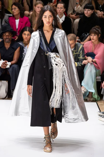Look 16